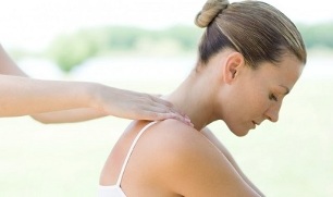 masaż karku w osteochondrozie